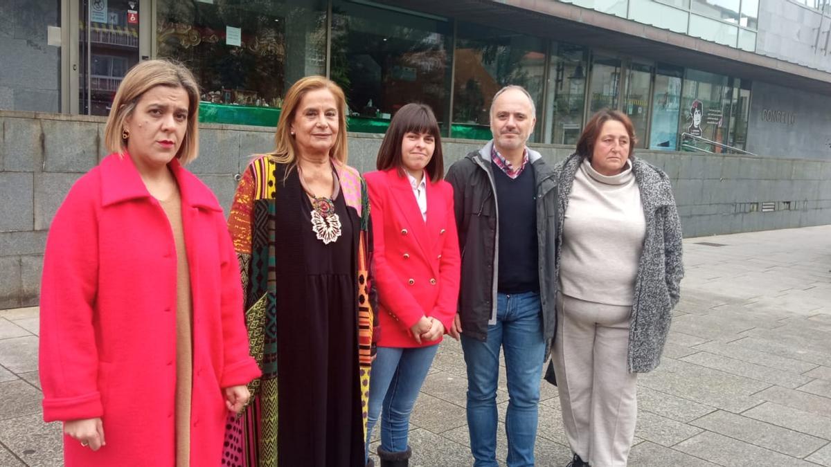 Silva y Regades con Iria Malvido y las otras ediles del PSOE en Cangas.