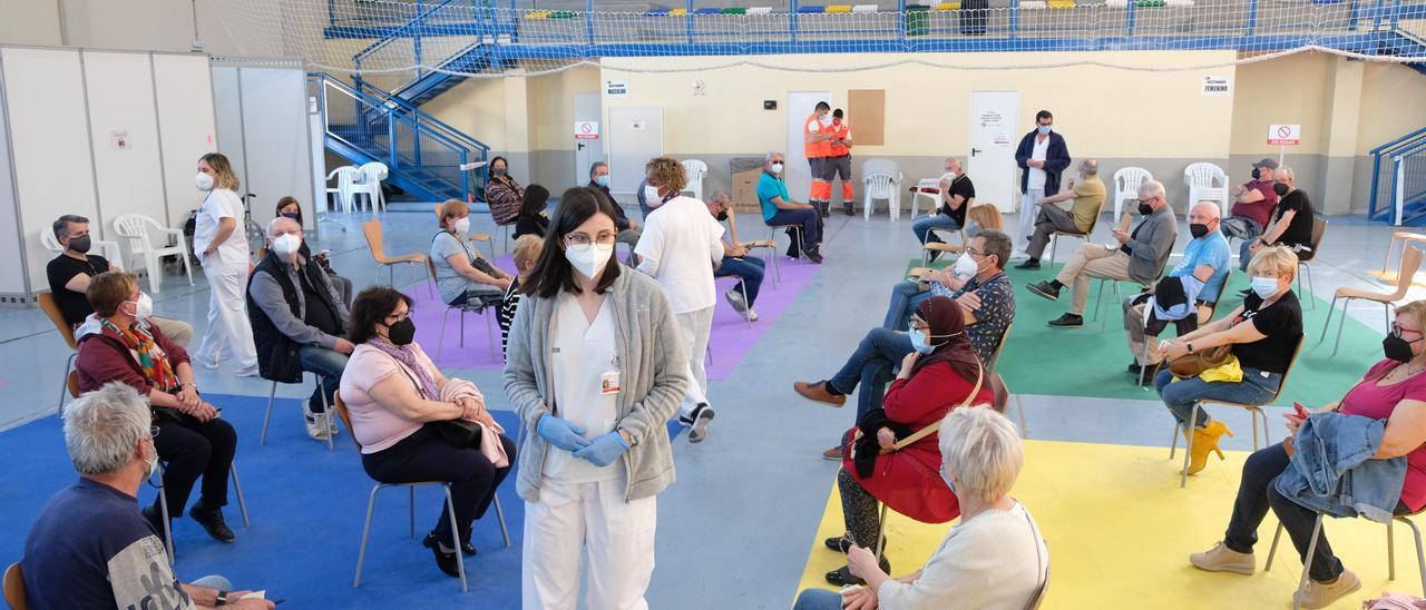 La nueva fase de vacunación contra el covid-19 en el Pabellón Azul de Elda.