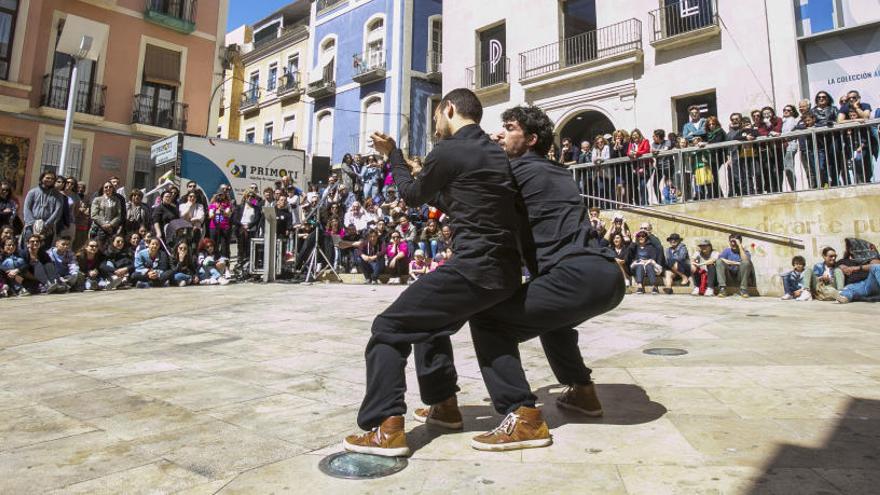 Espectáculo en la plaza de Santa María de Alicante durante una edición anterior de Abril en Danza.