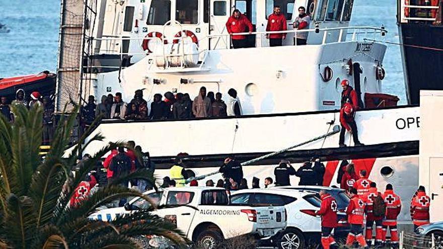 L&#039;Open Arms arriba a Algesires amb 300 migrants