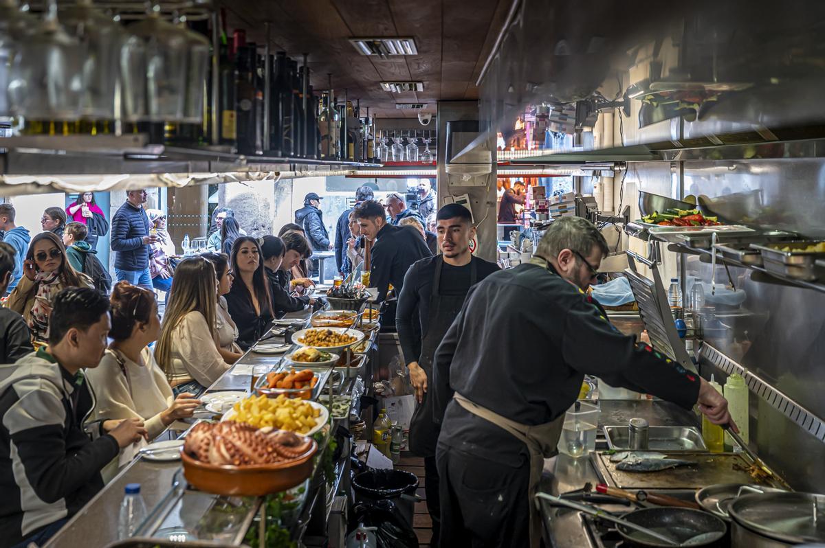 La jueza ordena al nuevo operador del bar Pinotxo de la Boqueria dejar de usar ese nombre comercial