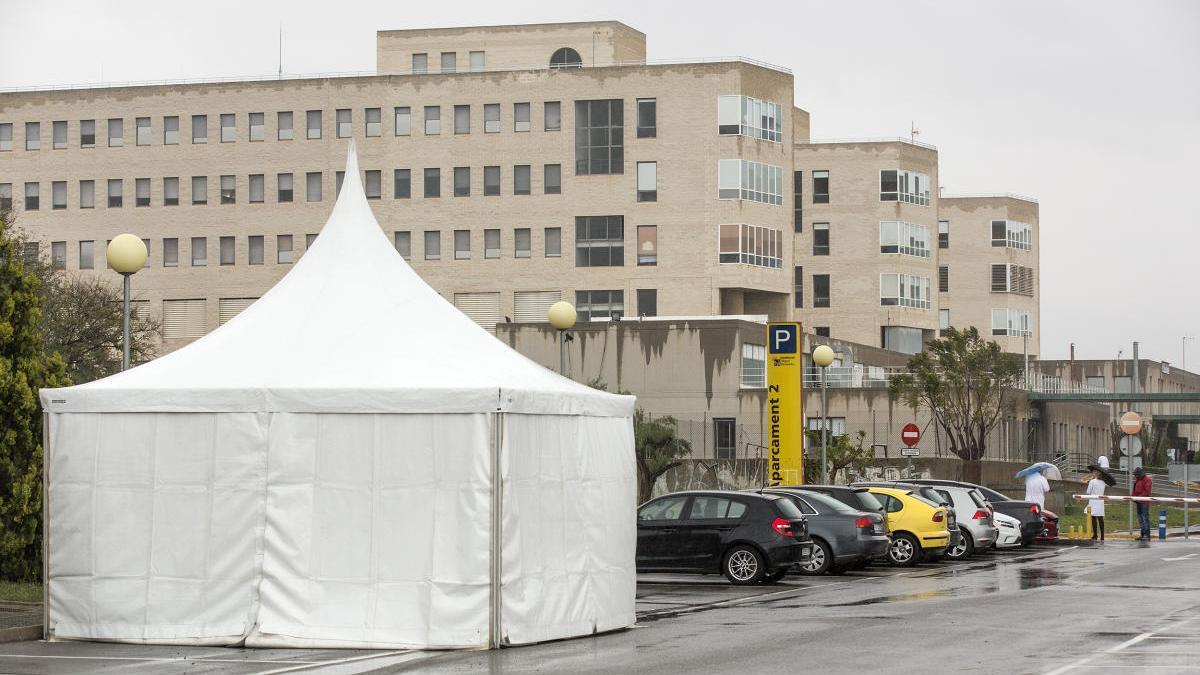 El contagio de una enfermera obliga a aislar a otras cinco del Hospital de Sant Joan