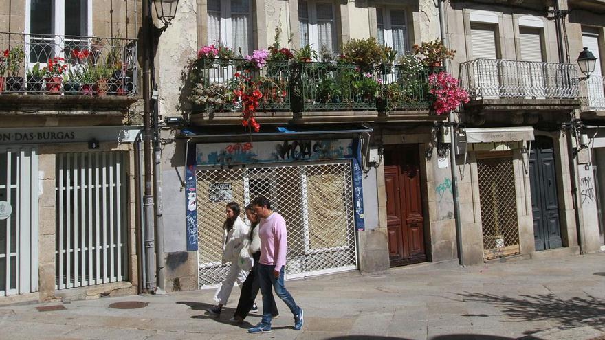 Dos estancias a la fachada y salida de humos, escollos para convertir los bajos en pisos