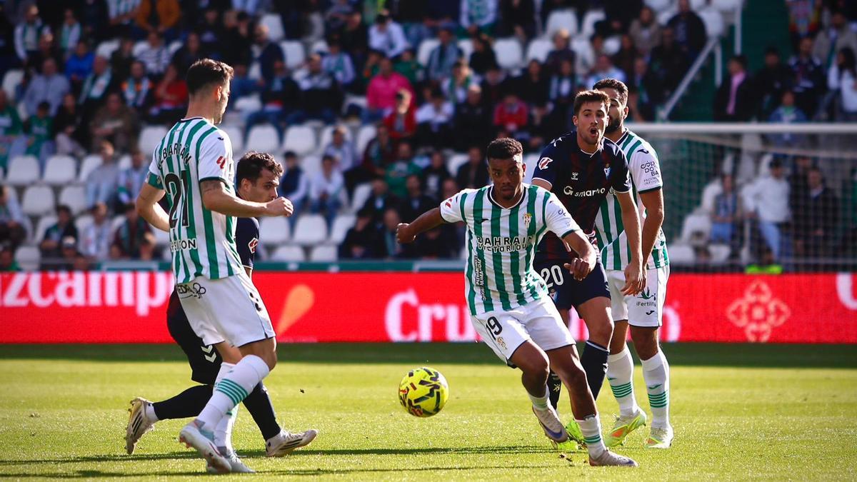 Dalisson conduce el esférico durante el encuentro ante el Eibar en El Arcángel.