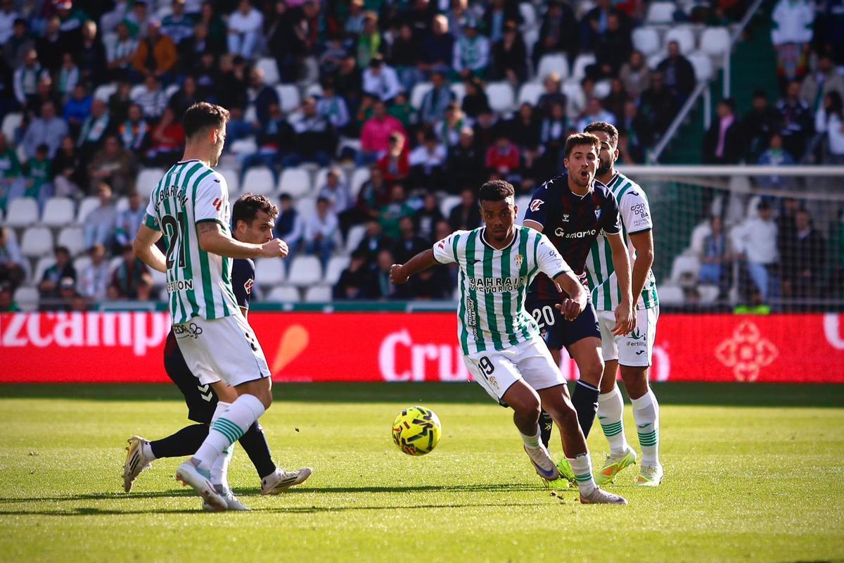 Dalisson conduce el esférico durante el encuentro ante el Eibar en El Arcángel.