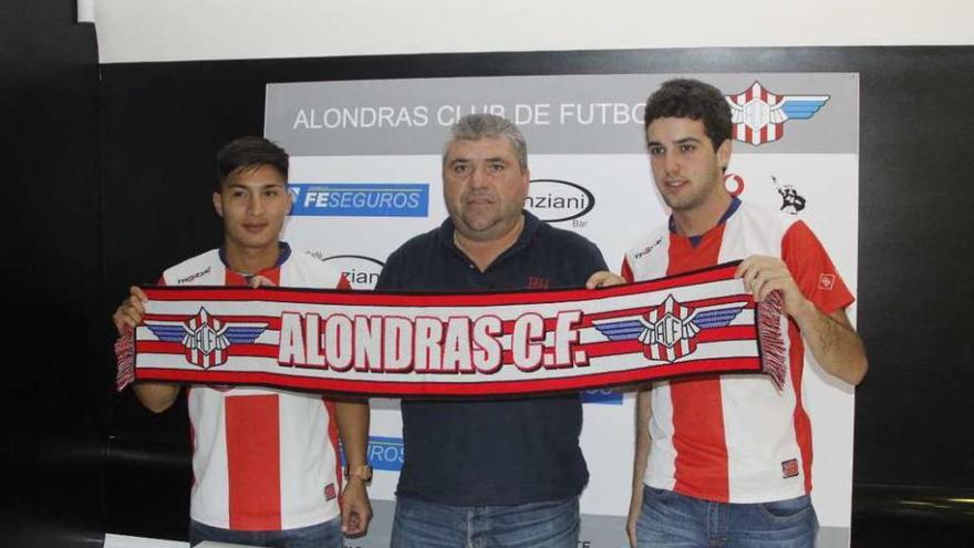 Rafita, Luis Guimeráns y Diego Diz, ayer, en su presentación como jugadores alondristas. // Santos Álvarez