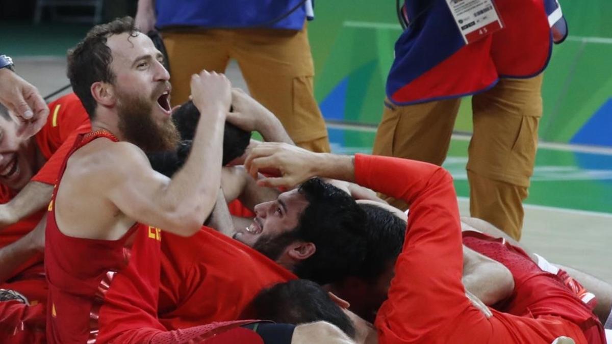 Los jugadores de la selección española celebran la victoria ante Australia.