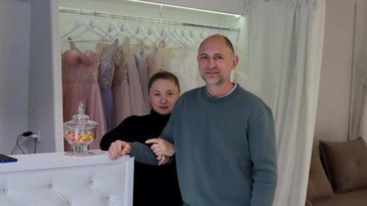 Andrei Mukhin y su mujer viven en su tienda de trajes de novia en Dnipro desde que huyeran de su casa en Járkov para escapar de los combates.