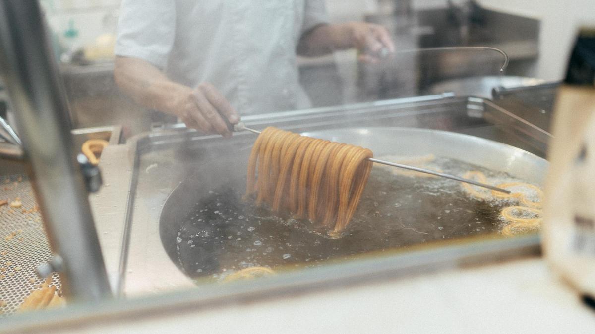 Imagen de la producción de churros en la chocolatería de Madrid que ha conquistado a los Obama.