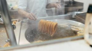 Imagen de la producción de churros en la chocolatería de Madrid que ha conquistado a los Obama.