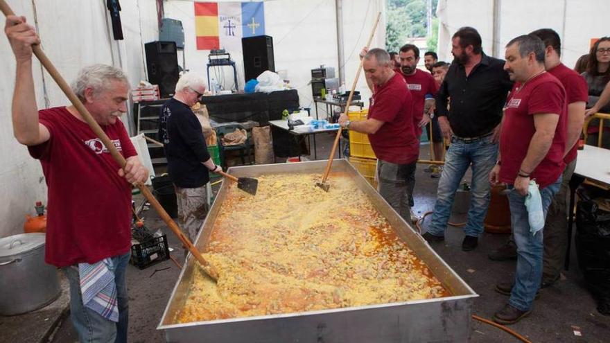 Preparativos de la paella cocinada en las fiestas de Barredos.