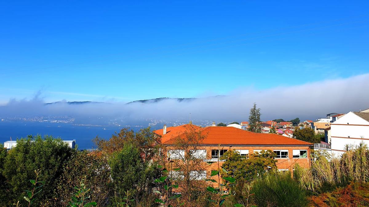 Niebla sobre la ría de Vigo, esta mañana.