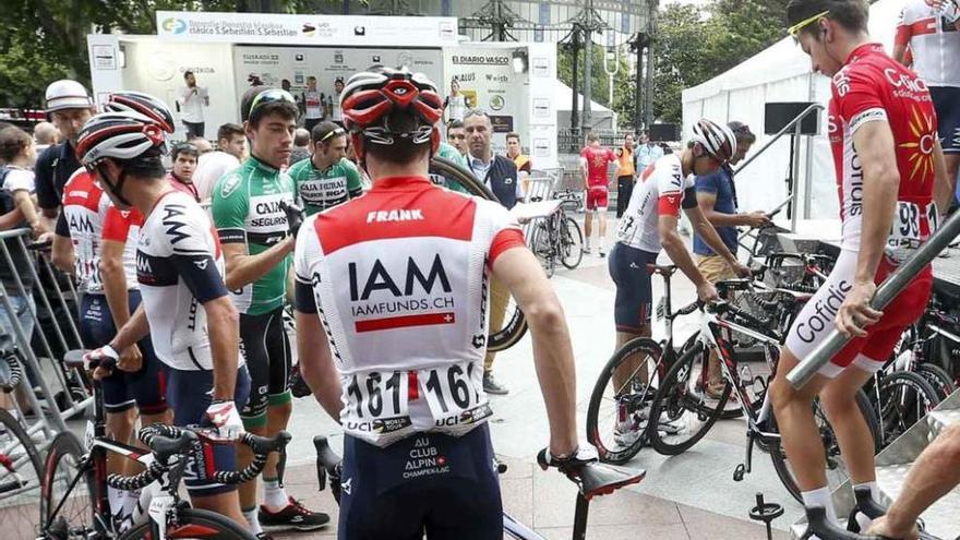 Jaime Rosón, segundo ciclista por la izquierda, antes de iniciarse la carrera de ayer.