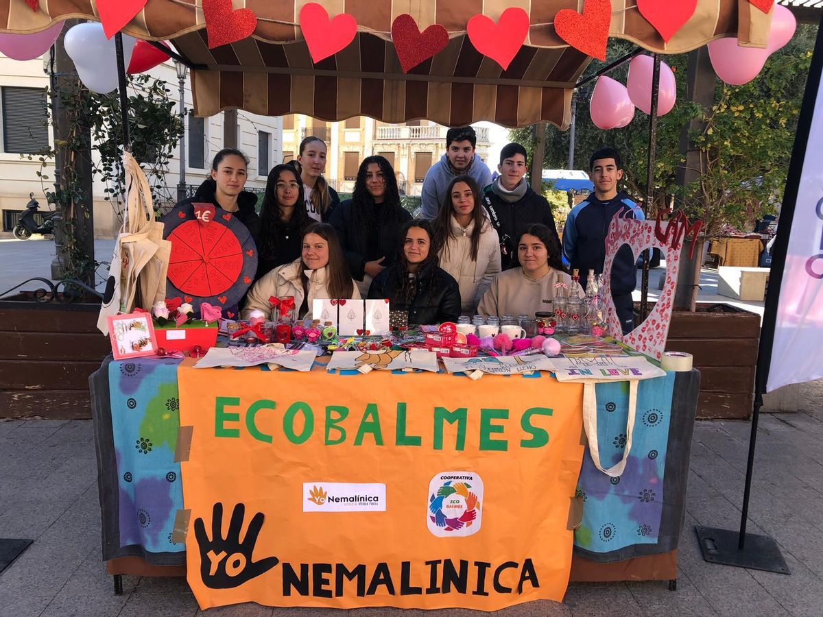 Alumnos y alumnas del colegio Jaime Balmes venden los productos generados para donar las ganancias a una ONG su proyecto de cooperativas escolares.