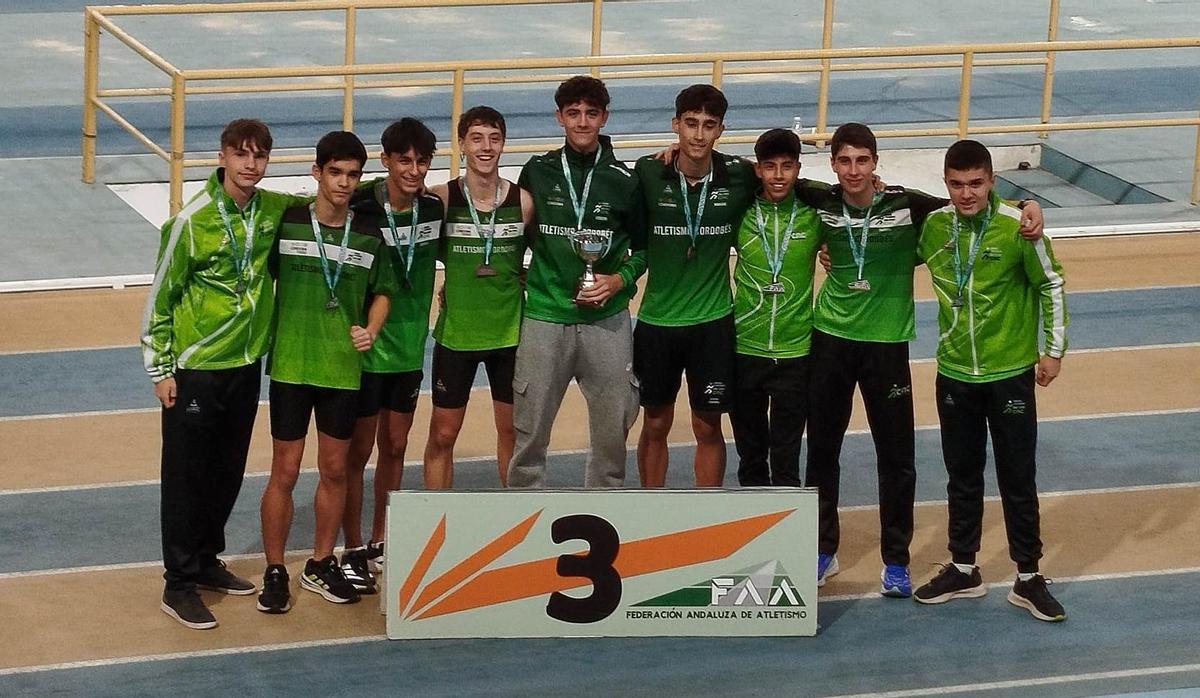 El equipo masculinoi del Atletismo Cordobés, en el podio.