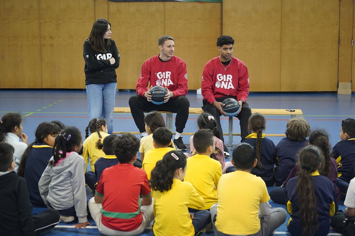 Girona pavello santa eugènia alumnes Escola Santa Eugènia de Girona trobada amb jugadors del Bàsquet Girona