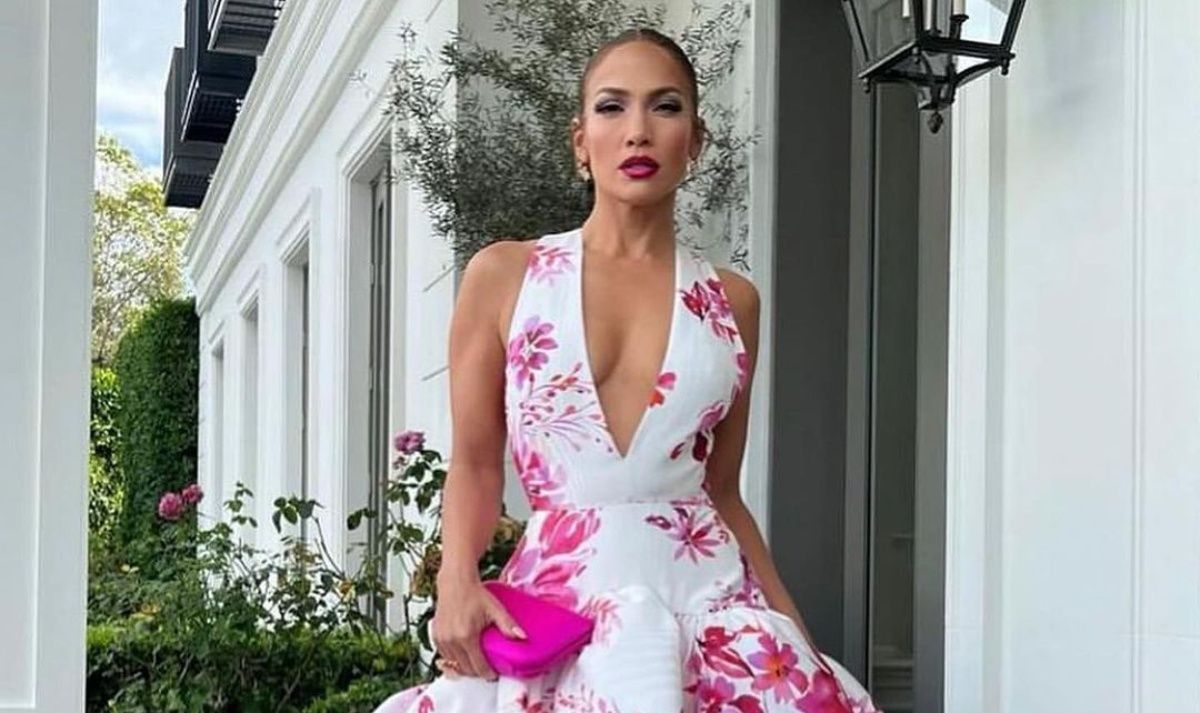 Jennifer Lopez con vestido de flores