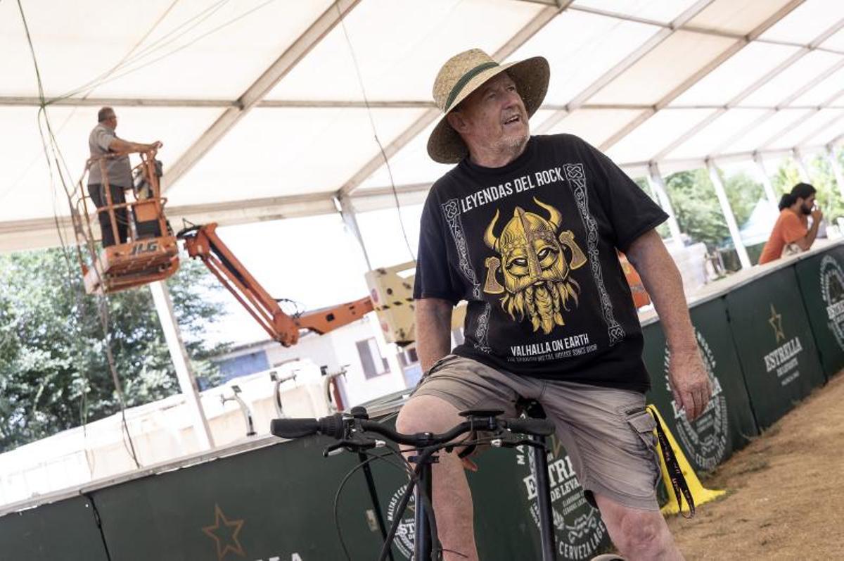 Marcos Rubio, promotor del Leyendas del Rock, coordina el montaje subido a su bicicleta