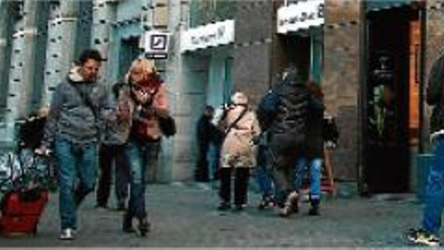 Turistes a la plaça Catalunya de Barcelona