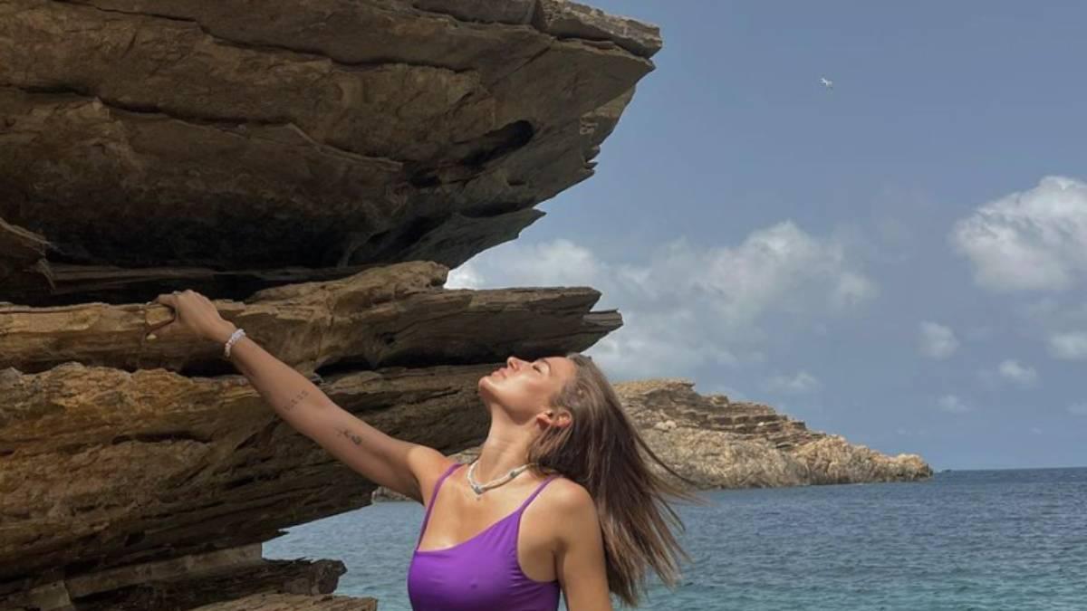 Laura Escanes con bañador morado de Zara