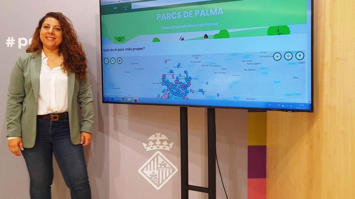 Angélica Pastor junto con la portada de la nueva página web que localiza las zonas verdes y parques de la ciudad y sus servicios.