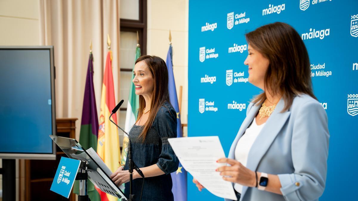 Elisa Pérez de Siles junto a Carmen Casero esta mañana en el Ayuntamiento de Málaga