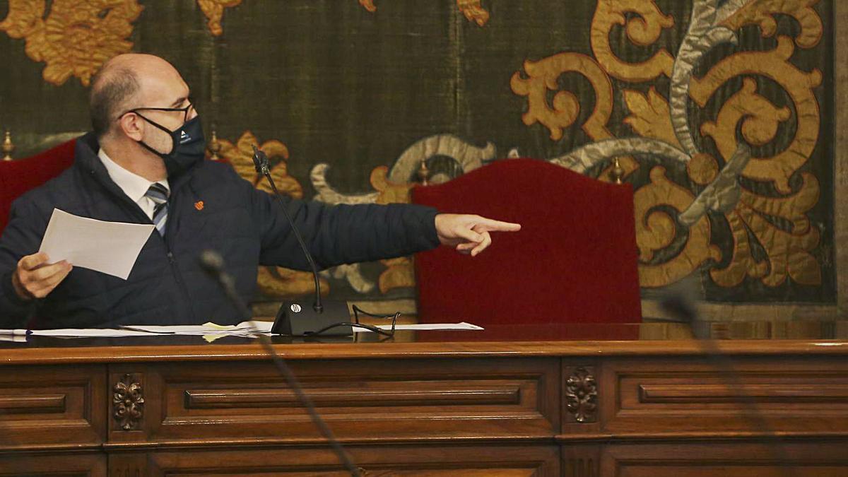 El concejal de Limpieza, Manuel Vilar, ante una silla vacía el día del plante del gerente de la UTE a la comisión municipal. A la derecha, suciedad en una calle de Alicante.