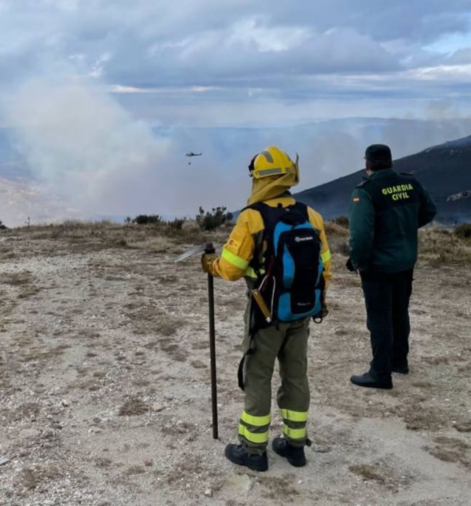 Guardia Civil y medios de la Junta en la zona de incendio. | G. C. 