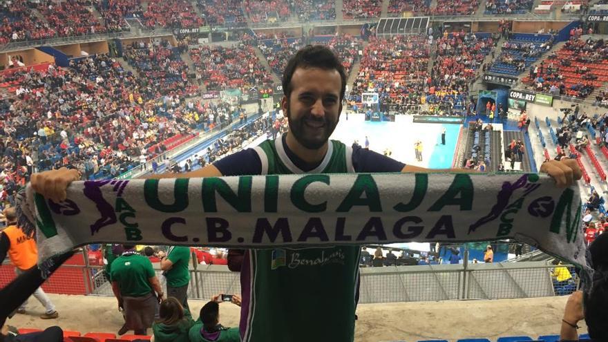 El malagueño Antonio Molina, fiel aficionado del Unicaja, ayer en las gradas del Fernando Buesa Arena de Vitoria.