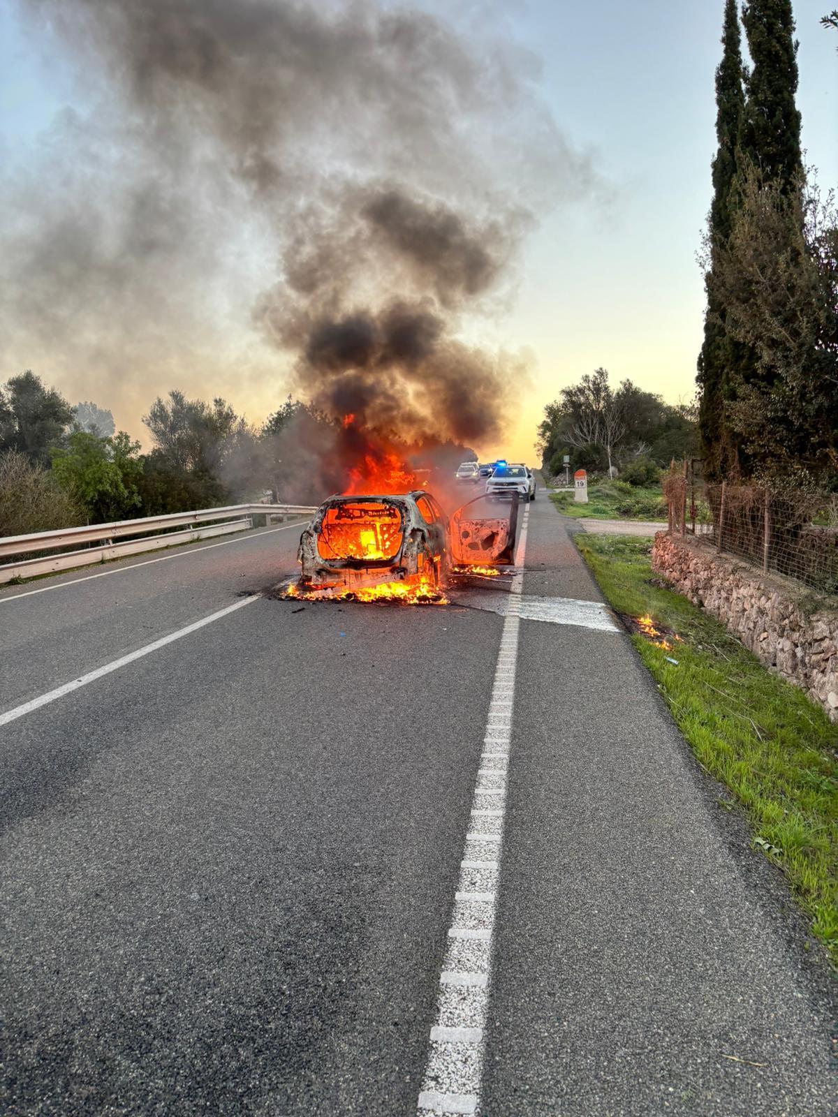 Incendio del coche la mañana de este viernes a la salida de Sineu hacia Palma.