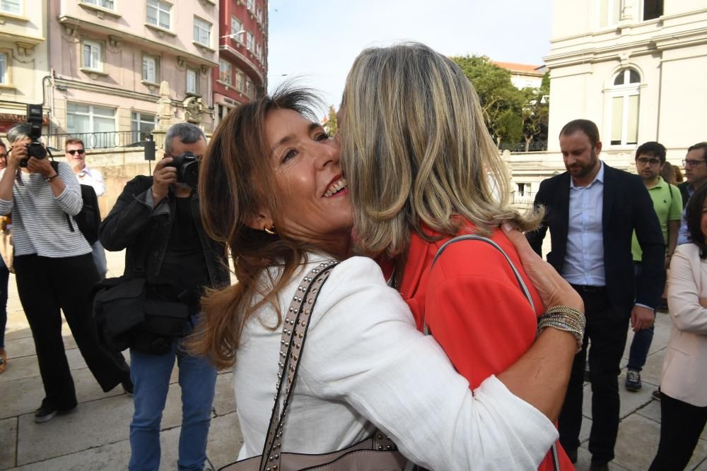 La todavía conselleira de Medio Ambiente ofrece una rueda de prensa delante de la iglesia de San Jorge para confirmarlo públicamente.