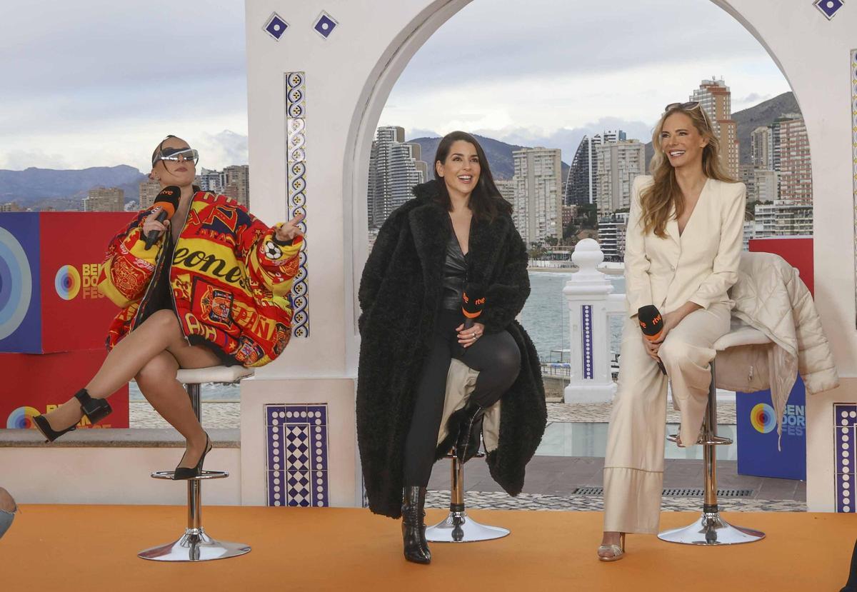 Las presentadoras del Benidorm Fest 2025 montan el show en la segunda rueda de prensa
