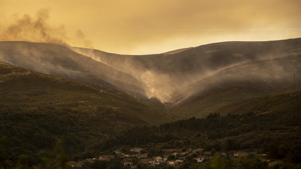 La orografía condiciona la extinción del incendio del Xurés.