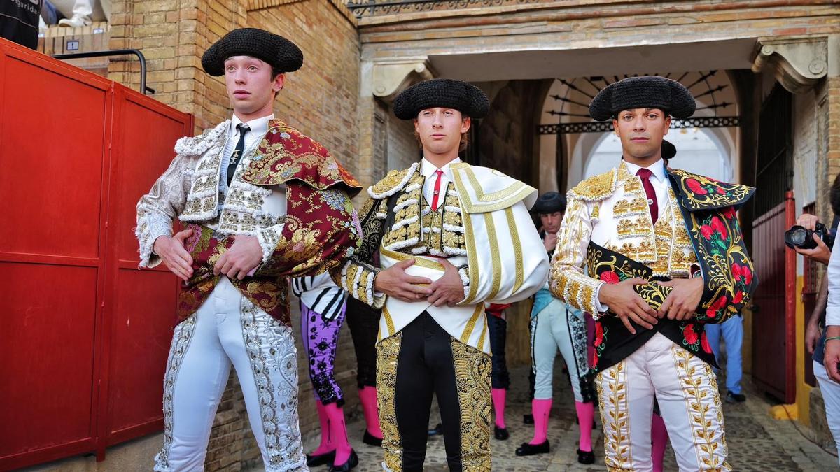 Israel Guirao, Armando Rojo y Manuel León hacen el paseíllo en la Maestranza.