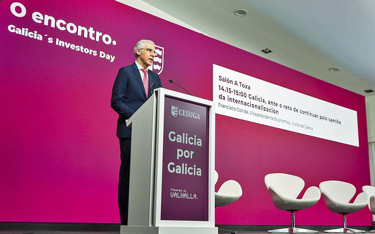 El conselleiro de Economía hacía doblete ayer en A Toxa y asistía a dos congresos. | // FDV