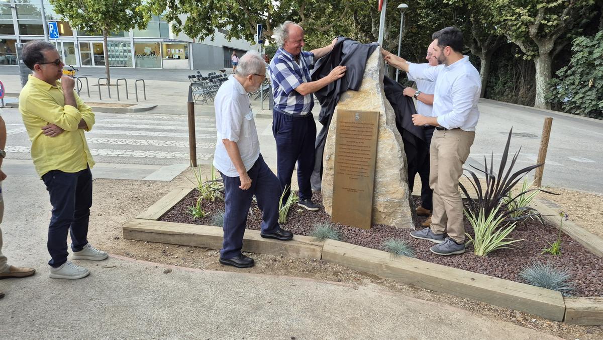 La descoberta de la placa commemorativa.