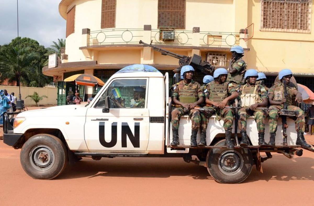 Cascos blaus de les tropes de pau de les Nacions Unides patrullant a Bangui, el desembre del 2014.