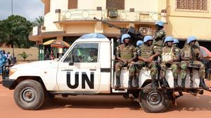 Cascos blaus de les tropes de pau de les Nacions Unides patrullant a Bangui, el desembre del 2014.