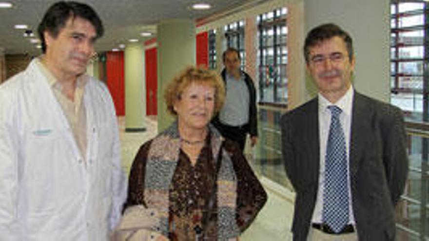 La primera paciente de Son Espases, Francisca Sánchez, junto al oncólogo Javier Martín y el director del hospital, Luis Carretero.