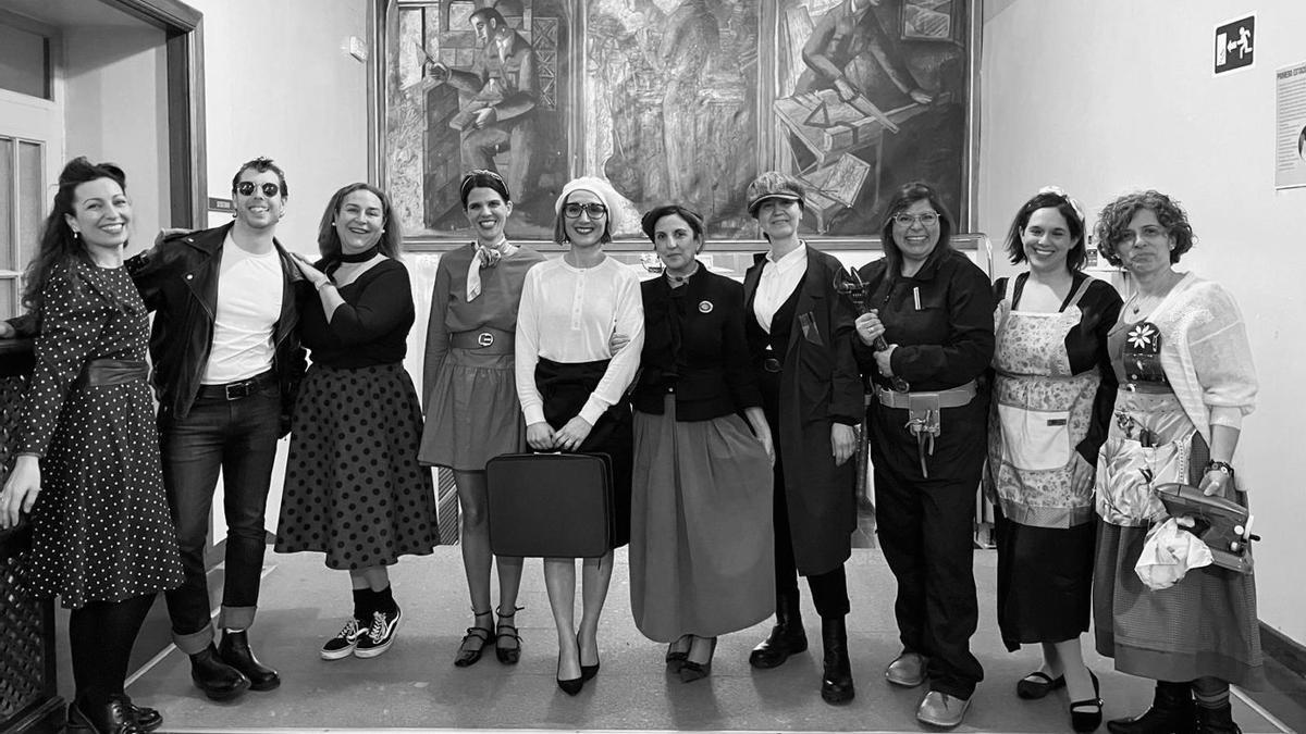 Sobre estas líneas, en blanco y negro, un grupo de profesores viaja al pasado en homenaje a los antiguos oficios que se impartían en el centro. A la derecha, panorámica de algunos murales del instituto, sobre una exposición de objetos. Bajo estas líneas, dos profesoras en el taller. | CEDIDAS