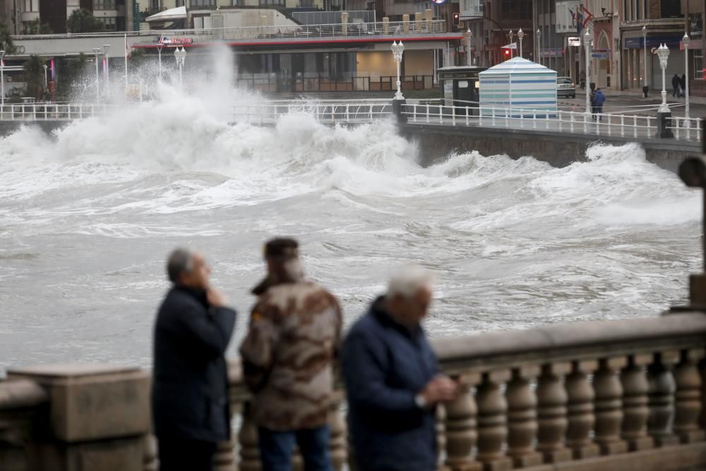 Oleaje en San Lorenzo, Gijón