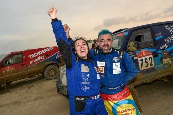 Ledesma y Albero celebran su llegada a meta en la décimo tercera etapa del Dakar.