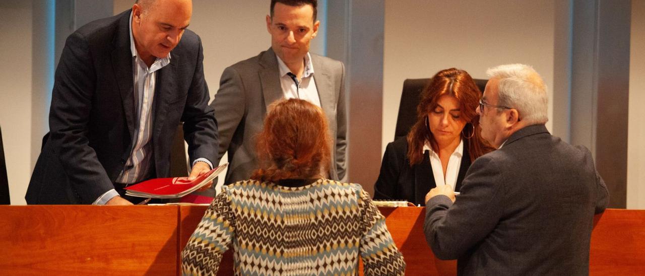 El presidente del Consell, Vicent Marí, y, a la derecha de espaldas, el portavoz del grupo del PSOE, Vicent Torres. | VICENT MARÍ