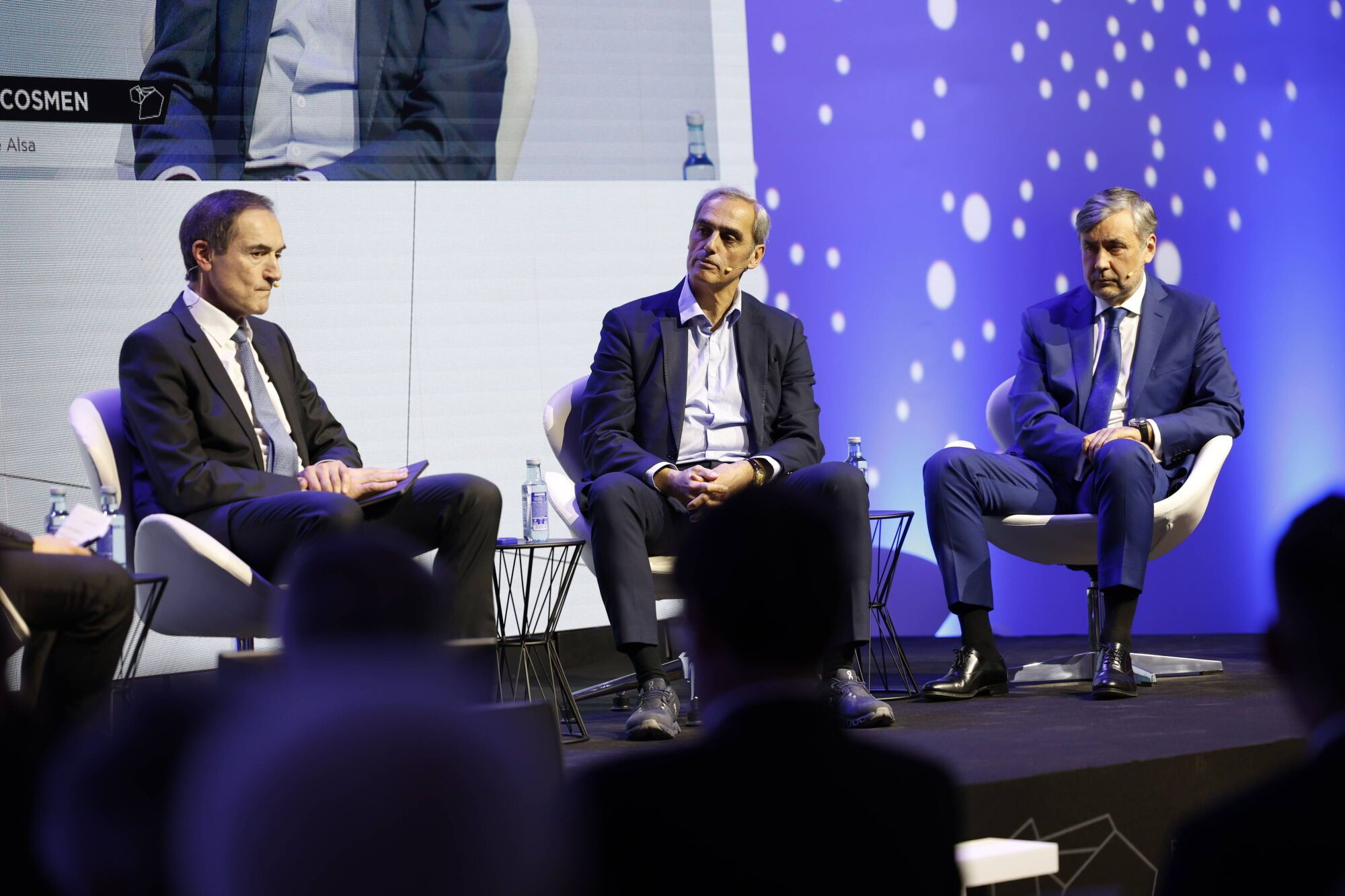 Eloy Méndez, redactor jefe de La Nueva España,  modera la mesa redonda "Innovación y conectividad para competir" con Antonio Agrassar, de Plexus Tech, Jacobo Cosmen, presidente de Alsa, y Manuel Menéndez, de EDP España.