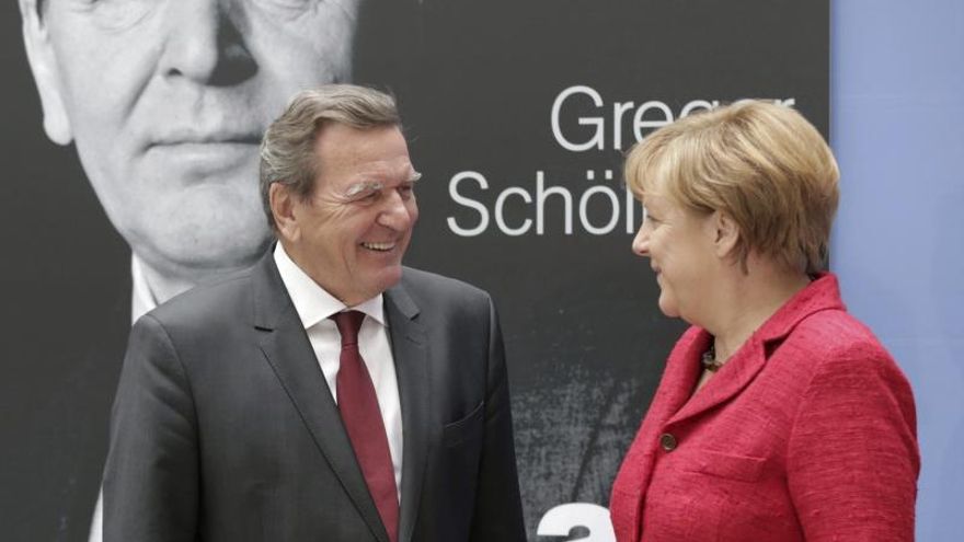 El penoso Schröder y la intachable Merkel: dos excancilleres molestos para la gran coalición alemana