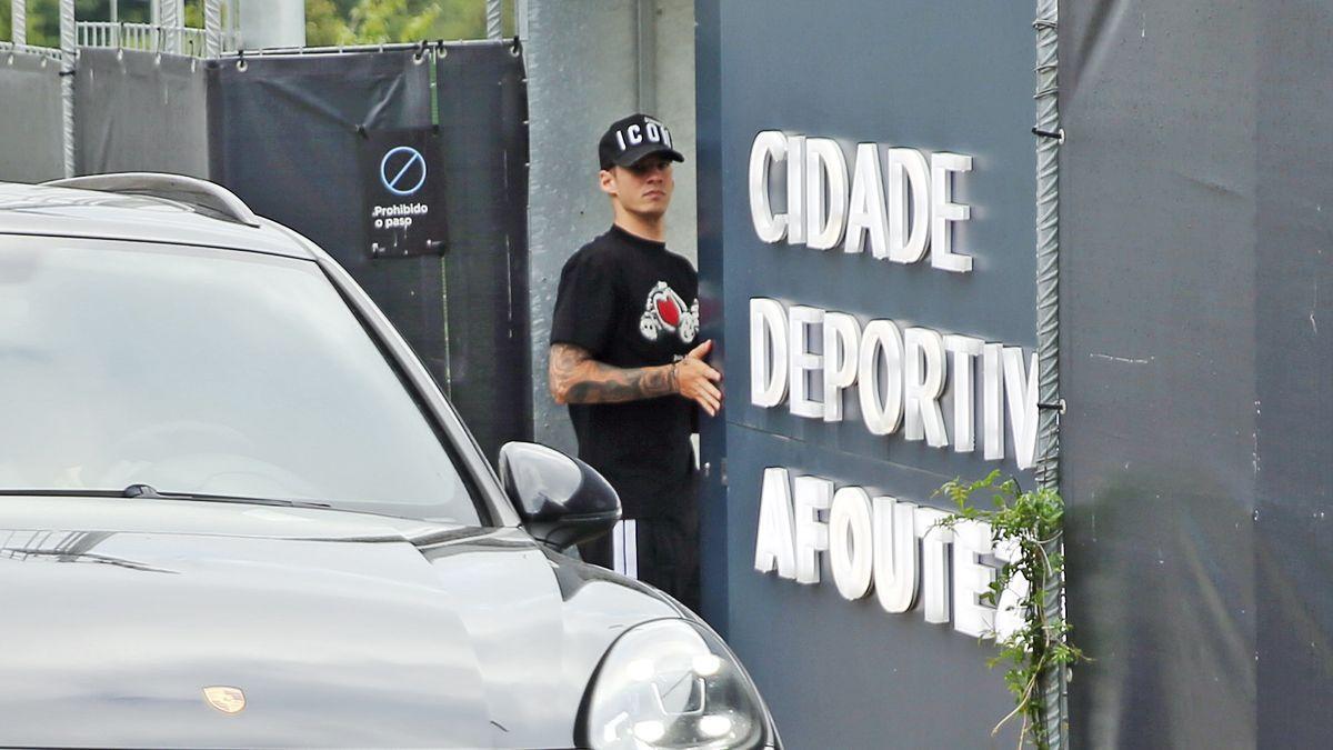 Santi Mina, la semana pasada entrando en la ciudad deportiva. / MARTA G. BREA