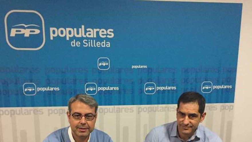 Ignacio Maril y José Luis Espiño, con ejemplares del boletín del PP.