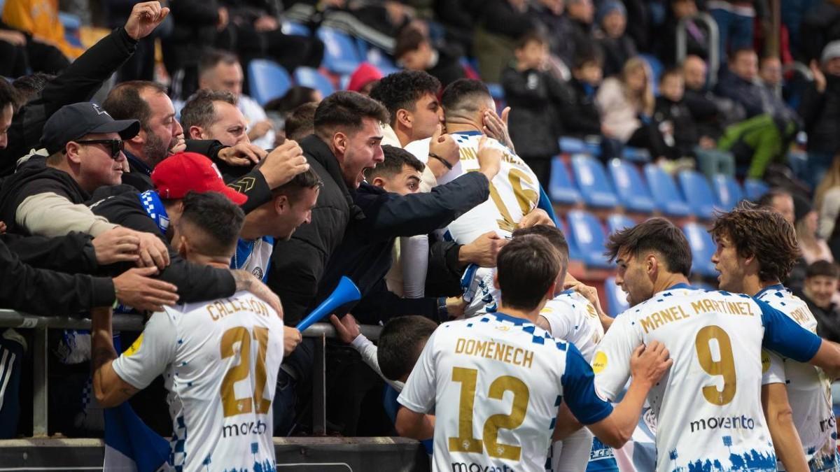 Los jugadores del Sabadell celebran un gol con su afición