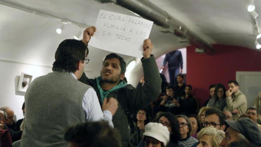 Un activista grita «falangista» al Padre Ángel en un acto en Zaragoza