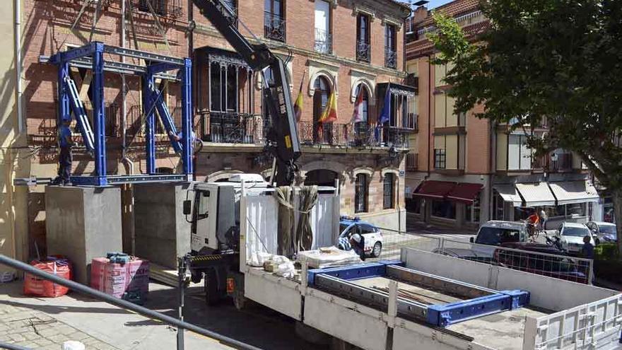 Trabajos de consolidación de la fachada del inmueble de la plaza del Grano.